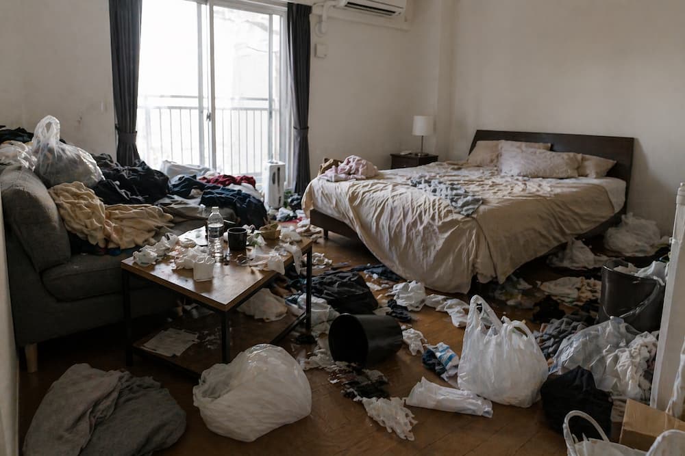 ゴミ屋敷化した寝室