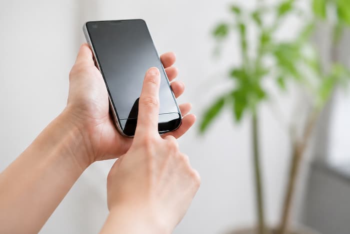 スマートフォンで問い合わせをする様子