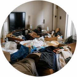 部屋の片付けに悩む画像